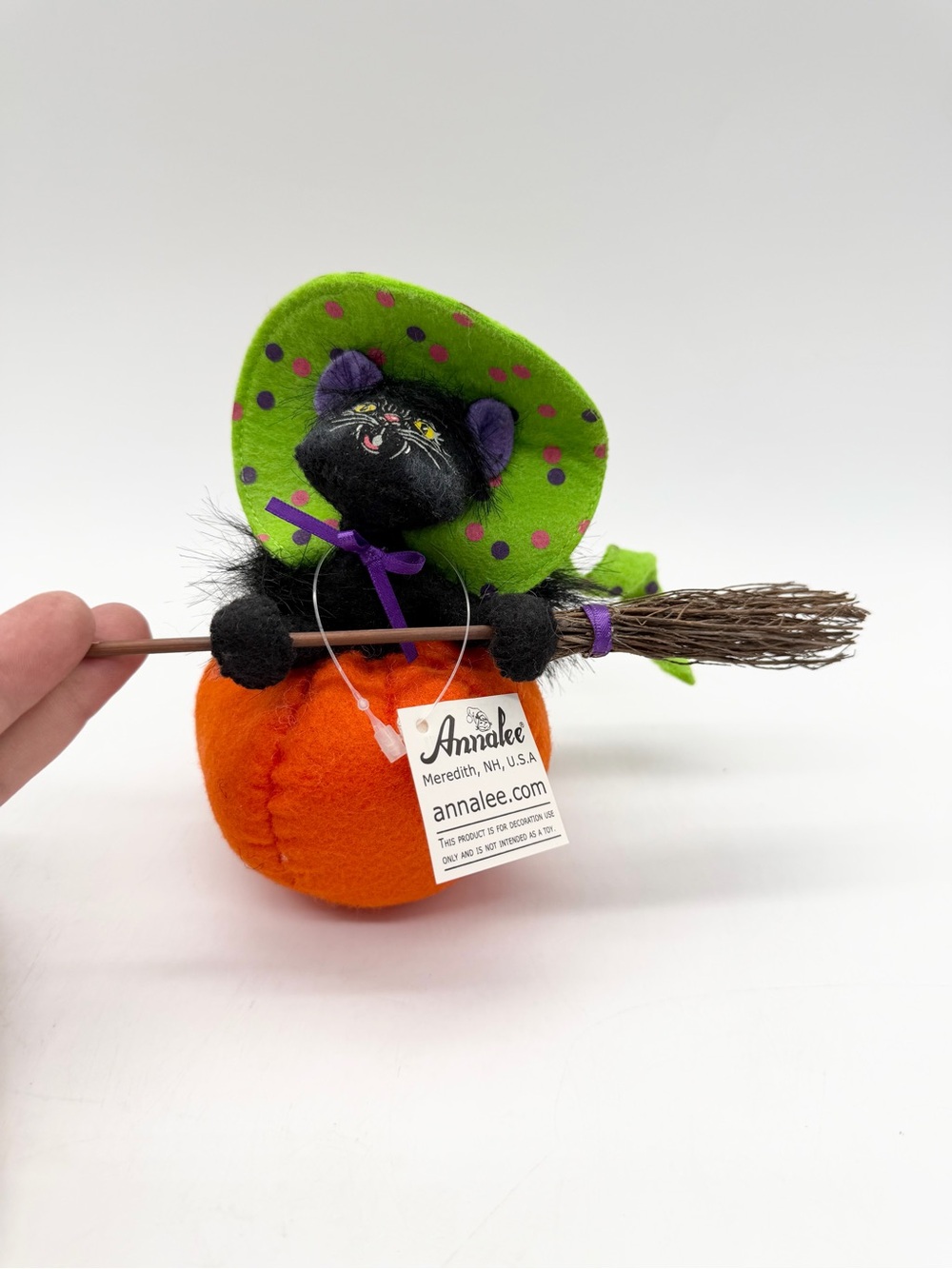 Annalee Doll Halloween Cat in Pumpkin 2011 Witch Hat Straw Broom Black Kitty